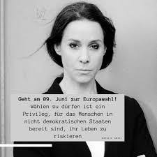 Ariane Beyer's Instagram, Twitter & Facebook