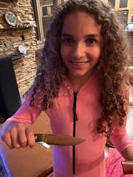 Hey guys and gals I've got a question for those with kids. What is a good  age to introduce a child to knives? Also what knife do you recommend as a  starter