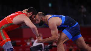 В силу специфики борьбы особое место в тренировках уделяется проработке «моста», положения атлета, при котором ковра касаются только руки, лоб, иногда подбородок, и. Zkzyirbkbmalbm