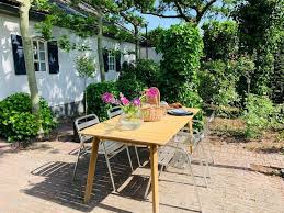 prive huisje met eigen tuin veel ruimte en rust huisjes te huur in den hout noord brabant nederland in 2021 buitendecoraties huisjes tuin