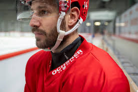 Hockey sur glace: Quand les protège-cous virent au casse-tête