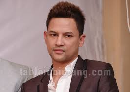 Lucky perdana (lahir di banyuwangi, 8 april 1986; Lucky Perdana Tampil Formal Dengan Satu Set Jas Dan Celana Berwarna Coklat Tabloidbintang Com