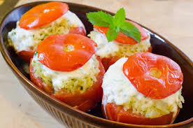 Ciao… se ti piace la carne usa del macinato a scelta… o in versione vegetariana del riso o cereali grazie della visita. Pomodori Ripieni Con Riso E Mozzarella Succulenti E Velocissimi