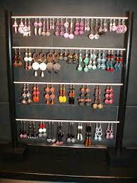 Il existe cependant des alternatives. Presentoir De Boucles D Oreilles Bien Garni Bijoux Et Perles En Pate Polymere