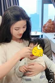 Chu Thanh Huyền bị tố đem con ra PR bất chấp: Cho bé 8 tháng tuổi uống sữa  khi sản phẩm được khuyên dùng cho trẻ trên 2 tuổi ‼️ Bà xã