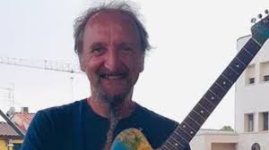 Bandabardò is noted as a live band. Uu2eqbjnxoxqbm