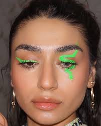 Model Malay On Instagram My Lil Neon Snek I Managed To Make My Own Hydra Liner By Mixing Stargazer In 2020 Artistry Makeup Creative Makeup Eye Makeup Art