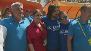 Intrebat la plecarea de la stadion de. Foto Aparitie Surpriza La Calarasi A Sarbatorit Promovarea Pe Teren Alaturi De Alexa Si Suporteri Sport Ro
