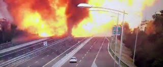 Una persona è morta e altre 70 sono rimaste ferite nell'esplosione di un'autocisterna dopo un tamponamento in autostrada. Incendio Tangenziale Bologna Autocisterna Tampona Un Tir In Coda E Poi Esplode Un Morto E 145 Feriti Crolla Ponte Su A14 Il Fatto Quotidiano