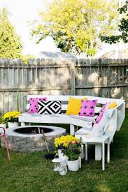 22 Tolle Design Ideen Fur Eine Gartenbank Aus Holz Leben Unter Freiem Himmel Terrassen Ideen Gartensitzplatz