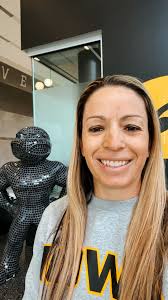 DANG DES! 😏 Rivera doubles off the wall to score Simon 🤝 #Hawkeyes