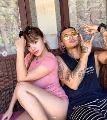 Disk jockey (dj) dinar candy, memakai kerudung untuk melakukan terawih. Dinar Candy Foto Seksi Bareng Cowok Netizen Tidak Pakai Celana Okezone Celebrity