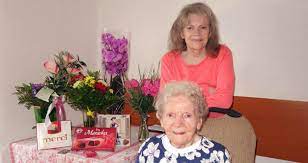 She started singing during her childhood, including classical music. Maminka Zpevacky Evy Pilarove Oslavuje 103 Let Blesk Cz
