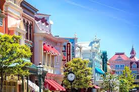 Take a wonderful look back at the origins of the park, beginning with the very first episode of the disneyland tv series, as walt disney leads a tour of the. Main Street Usa In Disneyland Paris Disneyland Disneyland Paris Parks