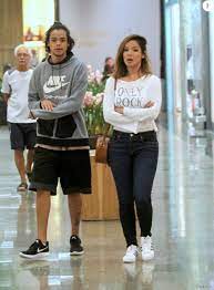 She is also recognized for having played the character hiromi tanaka on the 2016 soap opera sol nascente. Carol Nakamura Foi Mae Aos 16 Anos Atualmente A Atriz Tem 34 Anos E O Filho Juan Nakamura 18 Purepeople