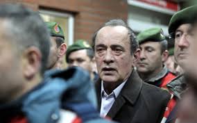 Annesi uğur kılıç, i̇hsan özbizerdik'ten boşandıktan sonra bir diğer karanlık isim olan alaattin çakıcı ile evlendi. Alaattin Cakici Esleri Kac Kere Evlendi Kac Cocugu Var Internet Haber