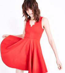 Classique mais audacieux, optez pour une robe de soirée rouge ! Robe Patineuse Rouge Sans Manches A Col V Festonne New Look