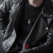 Masalahnya ketika bicara soal fashion, kebanyakan pria cenderung kurang perduli selama pakaian yang mereka kenakan nyaman dan bersih biasanya. Pin Di Oc Luke Kristiansen