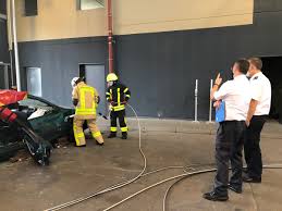 Die werkfeuerwerk merck habe den brand mit unterstützung der berufsfeuerwehr darmstadt und der freiwilligen feuerwehr arheilgen schnell gelöscht. Fw F Erste Generation Werkfeuerwehrleute Beendet Erfolgreich Neuen Ausbildungsgang Presseportal