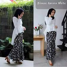 Kebaya pengantin modern adalah modifikasi dari kebaya tradisional yang disesuaikan dengan zamannya. Cod Setelan Kebaya Brukat Modern Aurora Baju Kebaya Brokat Modern Kebaya Wanita Modern 2020 Kebaya Brukat Modern Terbaru Kebaya Wisuda Modern Remaja 2020 Lazada Indonesia