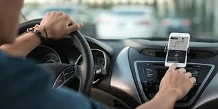 L'administration bruxelloise a décidé d'interdire aux chauffeurs du service de transport uber d'utiliser leur smartphone pour accepter des commandes de courses, rapporte lundi la libre belgique. Uber Calls On Brussels To Reconsider Measure Banning Phones