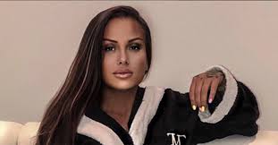 Ewa's family were stranded in germany while en route to the united states when she was a child. Schwesta Ewa Und Bushido Liefern Sich Schlagabtausch 16bars