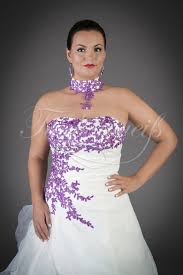 Dieses wunderschöne lila hochzeitskleid ist sehr schmeichelhaft. Brautkleid Tw0189b Mit Hinreissenden Lila Farbtupfern