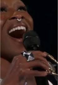 O #Oscar2025 poderia começar de um jeito melhor? @arianagrande e @Cynthia  Erivo apresentaram uma versão ao vivo de ‘Defying Gravity’ para dar start  na premiação 💗💚