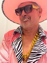 Man attends 40th year class reunion