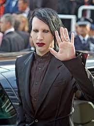 Fast schüchtern steigt er auf ein podest. Marilyn Manson Wikipedia