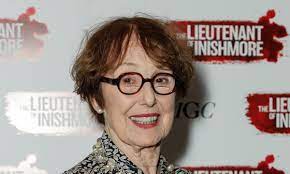 Through a mutual friend, the two become flatmates at 221b baker street (una stubbs plays their landlady). E0ng4uca2uehum