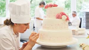 Wie Viel Kostet Eine Hochzeitstorte Hier Eine Kleine Preisubersicht Hochzeitstorte Einfache Hochzeitstorte Hochzeitstorte Kosten