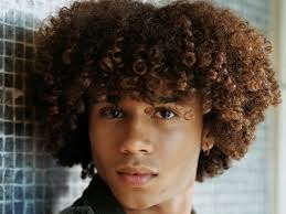 En fonction de sa coupe de cheveux et coiffure, l'homme aux cheveux longs est toujours perçu de différentes manières. Coiffure Boule A Zero Beaux M