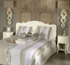 Cabecero en madera tallada decapada en blanco decapado. Tete De Lit Apolline Creme Antique Amadeus Design