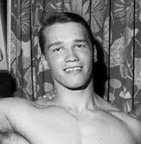 Anybody else see similarities between Patrick Schwarzenegger and a young  (Cocktail era) Tom Cruise? : r/WhiteLotusHBO