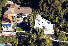 Halle Berry Actress Halle Berry S Sprawling Home In West Hollywood Calif Has Four Bedrooms A Swimming Celebrity Houses Hollywood Homes Celebrity Mansions