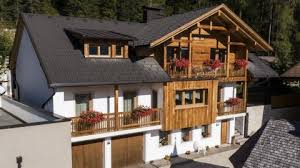 La nostra casa e' ubicata nei pressi del centro del paese di la villa, immersa nello splendido scenario delle dolomiti. Appartamenti La Villa Alta Badia La Utia
