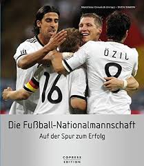 Spanien und die niederlande waren am letzten spieltag punktgleich, doch. Die Fussball Nationalmannschaft Auf Der Spur Zum Erfolg Amazon De Matthias Greulich Sven Simon Bucher