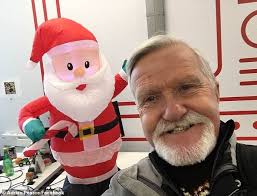 塵封47年的分手聖誕禮物！加國男子苦尋初戀女友同拆開解心結，網民好奇：究竟點忍手咁多年唔拆開？