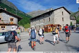 Depart Matinal Depuis Chianale Village Du Piemont Italien Piemont Paysage Rocheux Piemontaise