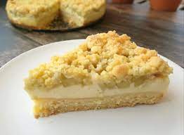 Rhabarber putzen, waschen und in stücke schneiden, dann beiseite stellen. Rhabarberkuchen Mit Schmand Und Streuseln Schlemmerwiese