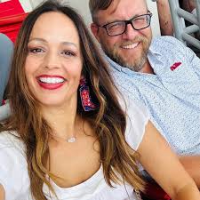 Wow! Kitchen islands with built-in hydroponic gardens! 😱  https://inspiringdesigns.net/kitchen-islands-with-composters-and-hydroponics-gardens/