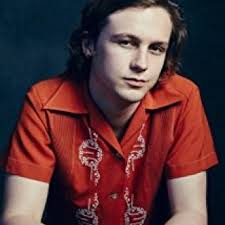 The backpack Herschel Carter (Logan Miller) in survival Manual