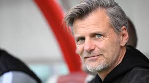 GC-Trainer Tomas Oral nach dem Klassenerhalt mit besonderem Dank an Alain  Sutter