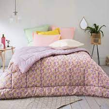 Deux couettes une legere pour lete et une temperee de mi saison se relient pour former une couette chaude pour lhiver 2 couettes reliees entre elles par un systeme de liens et separables a volonte. Couettes Couette D Ete Ou D Hiver Francoise Saget
