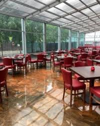Our retractable patio enclosures are of high quality and this is guaranteed with an international patent. Outdoor Seating Enclosures For Restaurants Manufactured By Roll A Coveramerica S Leading Custom Manufacturer Of Retractable Enclosure And Roof Systems
