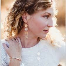 Petit collier à pendentif médaillon en or martelé, forgé à la main,  enveloppé de fil