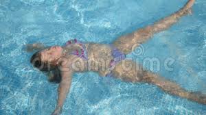 World entertainment by mohsin shahzad. Nina En La Piscina En Casa Almacen De Video Video De Gente 46959435