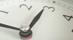 Ein techniker bewegt die zeiger einer uhr mit einem durchmesser von mehr als 3,5 metern. Zeitumstellung 2021 Wann Und Warum Stellen Wir Die Uhr Um