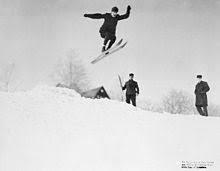Ein skispringer fährt eine schanze herunter und springt am ende der schanze mit einer geschwindigkeit v0 ab. Skisprungtechnik Wikipedia